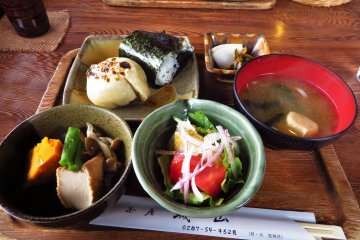<p>The nice onigiri and oyaki meal I ate beside Daiyuji</p>