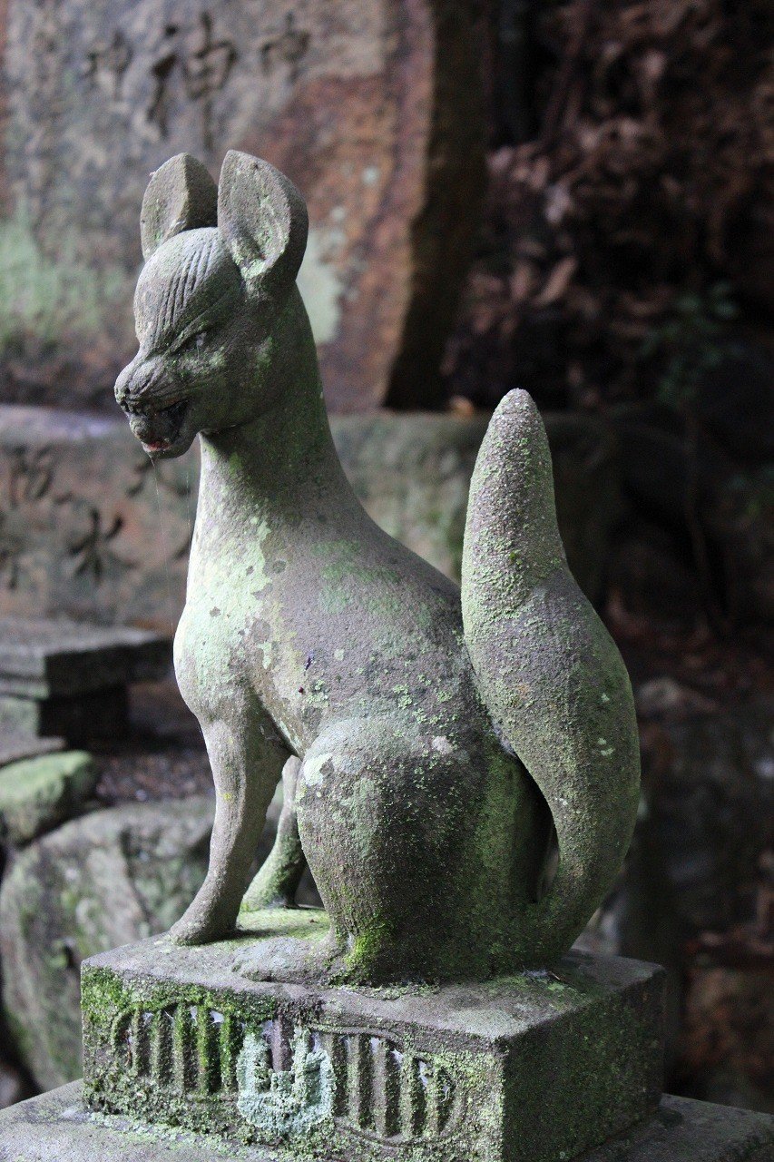 狐の石像が一体祠の中央にある