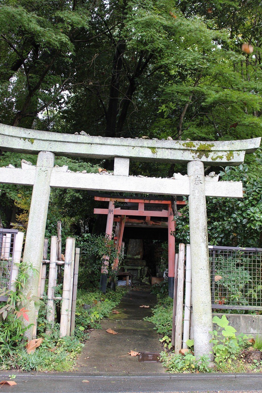 嵯峨野人形の家の道路斜向かいあたりにある小さな祠。名前が鳥居にない