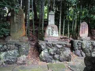 祠の正面奥に並び立つ石碑の数々