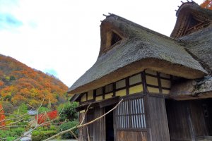 Rumah tua Jepang beratap jerami di Museum Desa Rakyat Osagoe di Fukui