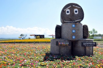 <p>Roll-kun ยักษ์ที่ทำด้วยฟางหญ้า ยืนต้อนรับคุณ</p>