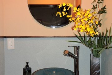 <p>인상 깊었던 화장실 싱크대와 동그란 거울</p>