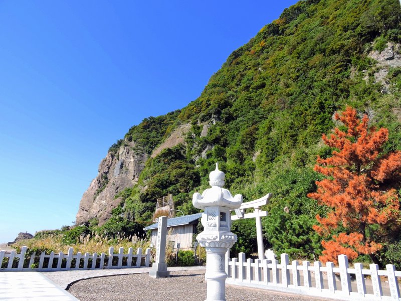 <p>Entrance to Tamagawa Cave Kannon Shrine on Echizen Beach</p>