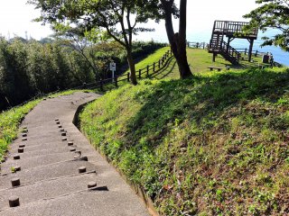 越前岬展望台へと続く緩やかな石段