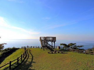 越前岬展望台は、越前海岸に面する見晴らしの良い丘の上に建っている
