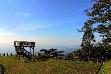 <p>Echizen Cape Observation Deck on the hilltop, and the Japan Sea stretching away under the blue sky</p>