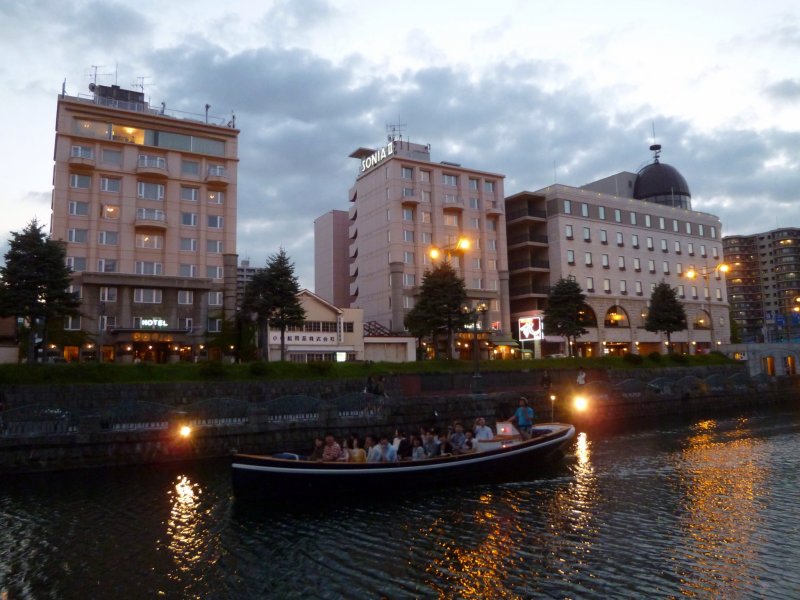왼쪽 건물은 호텔 소니아, 가운데 건물은 별관인 호텔 소니아 II이다.