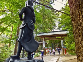 Một vị thần giám hộ dõi theo lối vào chùa Yakuo-in linh thiêng của Takao