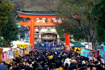 <p>People crowding under the big red torii</p>