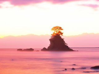 Vue de la plage d&#39;Amaharashi &agrave; Himi, dans la pr&eacute;fecture de Toyama. Le rocher Yoshitsune forme l&#39;&iuml;lot que l&#39;on voit au centre, avec la magnifique cha&icirc;ne de montagnes Tateyama &agrave; l&#39;arri&egrave;re plan