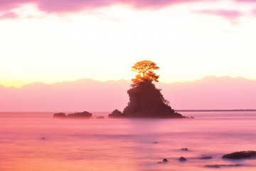 <p>วิวของหาด Amaharashi ในเมืองฮิมิ ภูมิภาคโทะยะมะ เกาะตรงกลางคือหินโยะชิสุเนะ (Yoshitsune) ที่มีเทือกเขา Tateyama ที่งดงามเป็นฉากหลัง</p>