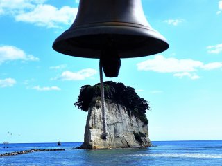 見附茶屋にある軍艦島の縁結びの鐘。潮位によっては島まで歩いて渡れるようだ！