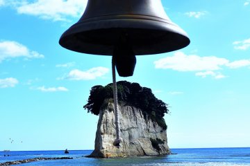 <p>ระฆังจับคู่ (Matchmaking Bell) ที่ Gunkanjima (เกาะเรือรบ) ใน Mitsuke-jaya ในช่วงเวลาที่น้ำลงคุณสามารถเดินไปยังเกาะ</p>