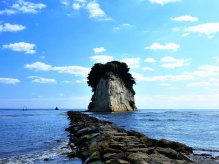 Saya bertanya-tanya berapa banyak pulau di Jepang yang disebut Gunkajima (Pulau Pertempuran)? Angin cukup bersahabat dan laut juga tenang.