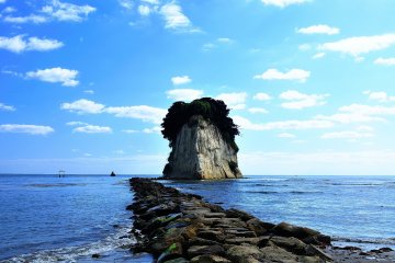 <p>ผมสงสัยว่าจะมีเกาะกี่เกาะในประเทศญี่ปุ่นที่มีชื่อว่า Gunkanjima (เรือรบเกาะ) ไม่มีลมและทะเลก็สงบ</p>