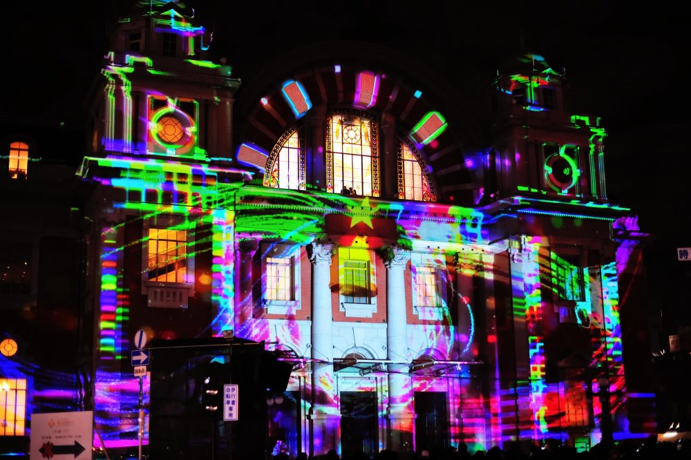 Impressive 3D projection mapping on the wall of Osaka Central Public Hall