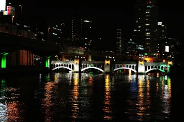 <p>Beautiful Suisho (Crystal) Bridge over Dojima River with two types of arch creating an exquisite harmony. The lights reflected on the water surface are sparkling like crystal.</p>