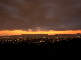Vista do p&ocirc;r-do-sol sobre o Monte Nishiyama de Shogun-zuka