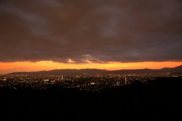 <p>ชมพระอาทิตย์ตกเหนือภูเขานิชิยะมะ (Nishiyama) จาก Shogun-zuka</p>