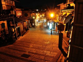 Vista rara de Ninen-zaka (Ladeira de Ninen) sem gente &agrave; noite