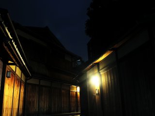 Con đường lát đá sau đền Kodaiji. Vùng này nổi tiếng với du khách