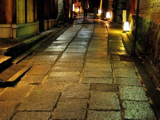 Ishibe Koji (Rua da Cerca de Pedra). O Templo Entoku-in demoliu uma parte do seu jardim para criar esta rua.