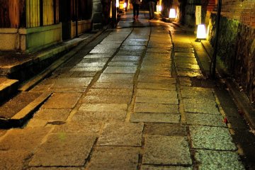 <p>Ishibe Koji (ถนนรั้วหิน) วัด Entoku-in ได้เปลี่ยนแปลงบางส่วนของสวนในวัดเพื่อสร้างถนนแห่งนี้</p>