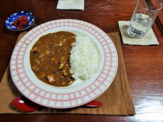 There are three lunch choices: curry and rice, hayashi&nbsp;rice (hashed beef with rice), and chahan (Chinese fried rice); all are 500 yen. The curry was very tasty.