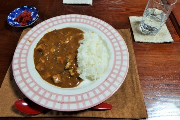 <p>На ланч есть три выбора: рис с карри, рис хияси (рубленная говядина с рисом), и тяхан (китайский жаренный рис) - все по 500 йен. Карри был очень вкусным.</p>