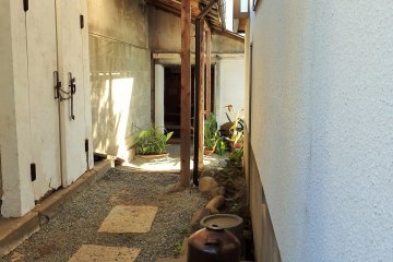 <p>An alley located between storehouses that leads to what was once the workshop/production area.</p>