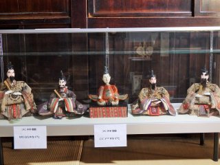 Con búp bê ở giữa có từ thời Edo. Nó là một trong những con còn nguyên vẹn cuối cùng của loại hình này.