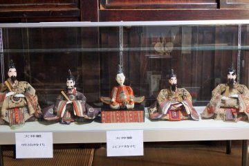 <p>The doll in the center dates back to the Edo Period. It is said to be one of the last remaining of its kind.</p>