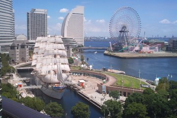 <p>Yokohama harbor with the Nippon Maru ship and the Yokohama Cosmoworld&nbsp;ferris wheel</p>