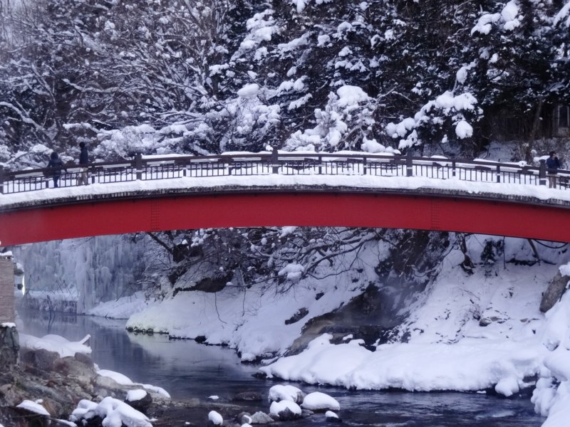 <p>Покрытый снегом мост в Онсэне Юнисигава</p>