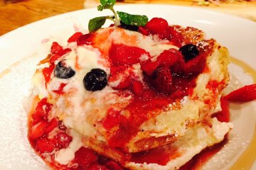 <p>Fresh Berry Pancake - one of the most popular items on the menu - &nbsp;very fluffy &amp; soft &amp; tasty!</p>