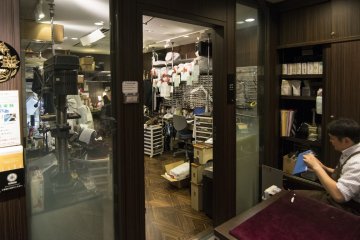 <p>4F: This repair room on the wind/string/concert percussion floor sees requests for instruments repairs from all over Japan.</p>