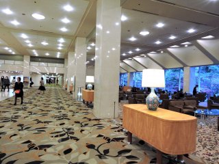 Spacious and elegant lobby of Grand Prince Hotel New Takanawa. On the right is the Lounge Momiji (&#39;momiji&#39; means autumn leaves).