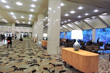 <p>Spacious and elegant lobby of Grand Prince Hotel New Takanawa. On the right is the Lounge Momiji (&#39;momiji&#39; means autumn leaves).</p>