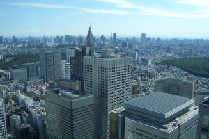 Вид со смотровой площадки на другие высотные здания в Синдзюку