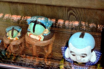 귀여운 일본식 인형들을 창틀에 비치되어 있다