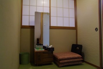 <p>Japanese-style room</p>