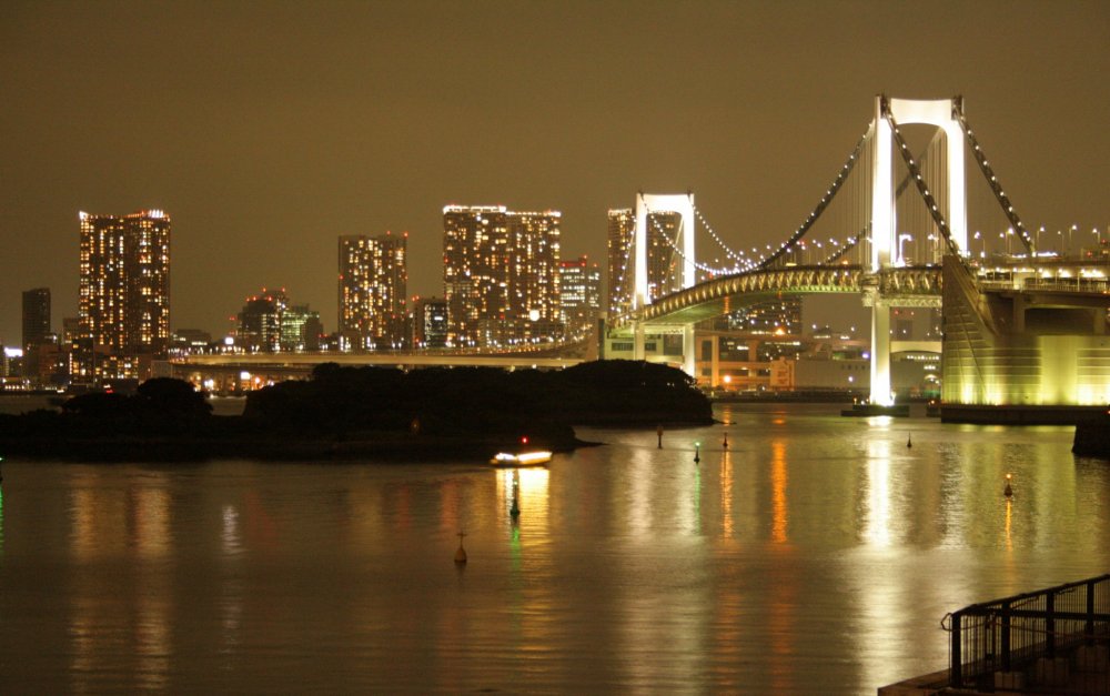 Cây cầu Cầu Vồng về đêm, với ánh đèn thành phố rực rỡ