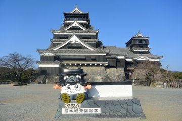 Замок Кумамото на заднем плане.