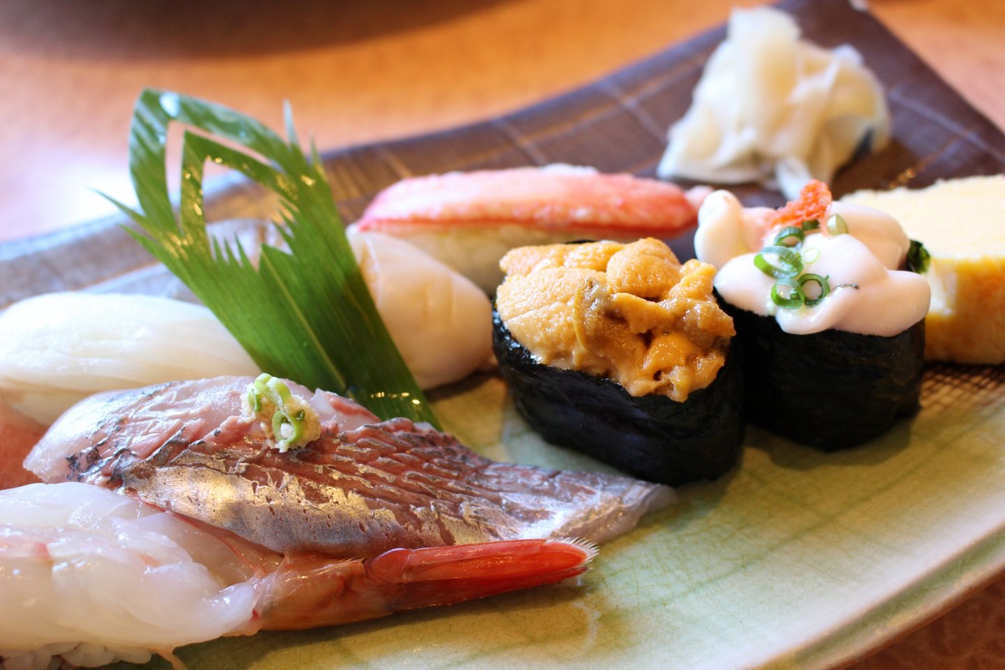 Set menu with sweet shrimp, katsuo, sea urchin and shirako lined up.
