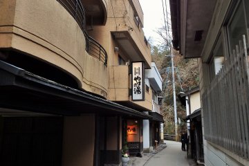 <p>Yamanoyu&nbsp;has a perfect location in the center of town.</p>