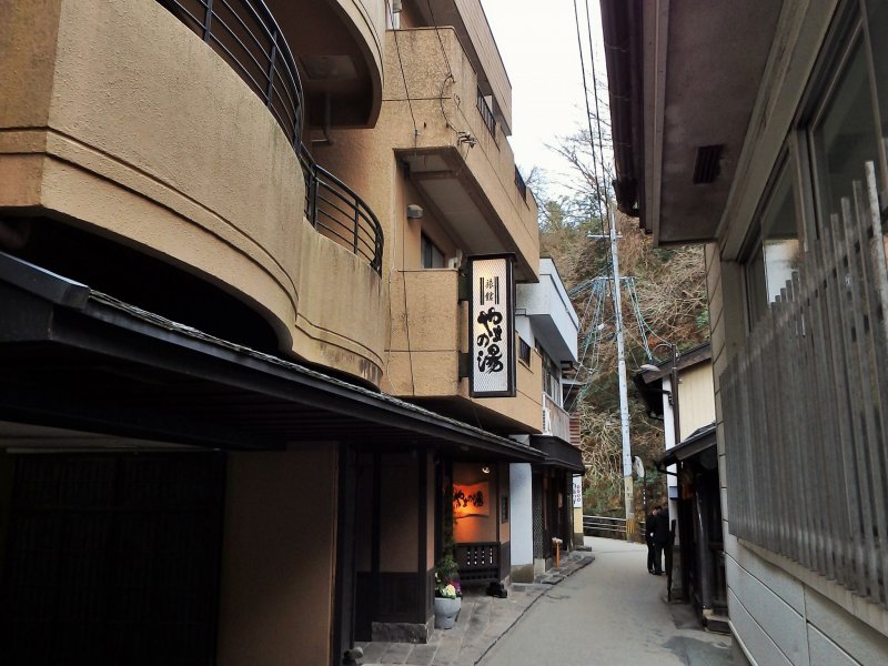 <p>Yamanoyu&nbsp;has a perfect location in the center of town.</p>