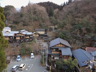 Vue sur Kurokawa Onsen depuis le chemin menant aux bains ext&eacute;rieurs du ryokan