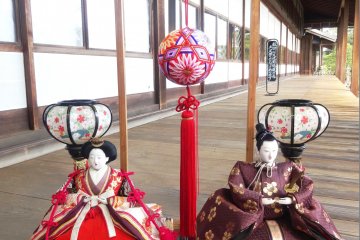 <p>A pair of Hina dolls on the porch near the Shotoen Garden</p>