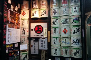 Step through the small entrance of sake barrels&nbsp;